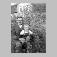 104-0106 Opa Klein mit seinem Enkel Gerhard vor dem Haus.jpg
